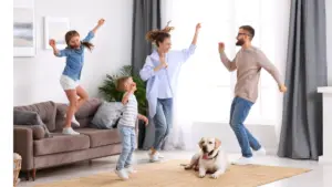 une famille dans une maison décorée avec style