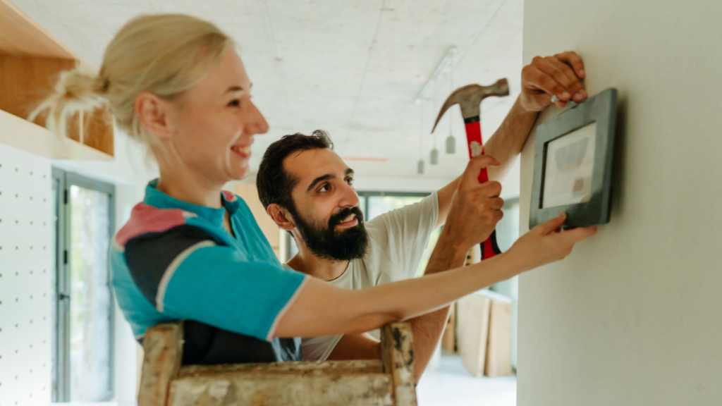 couple qui s'amuse en bricolant