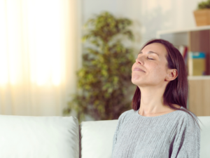 femme détendue grâce au feng shui dans sa maison