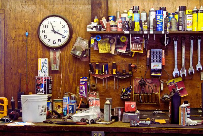 un atelier de travail bien aménagé dans un garage