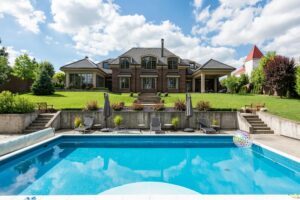 piscine s'intégrant bien au jardin