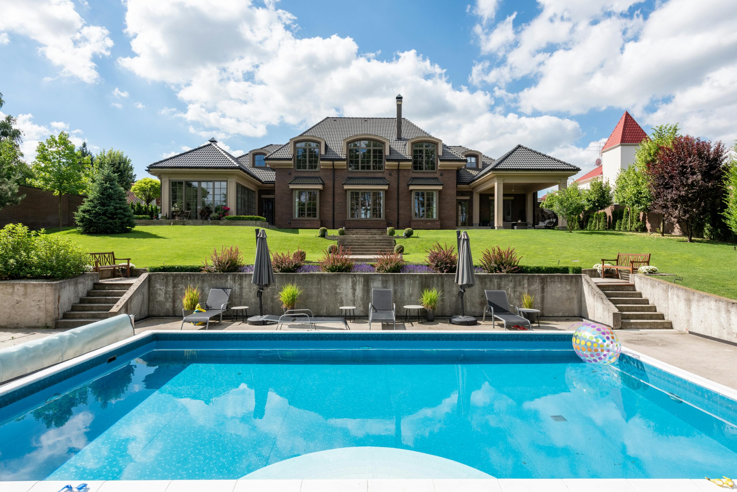 piscine s'intégrant bien au jardin